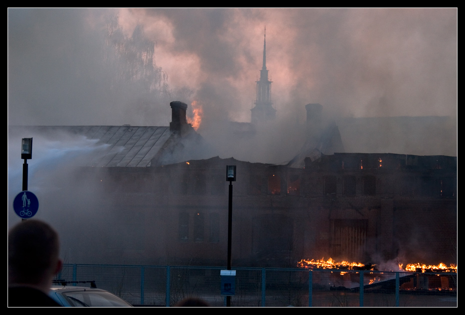 Tsaarin tallit  palavat Helsingissä 5.5.2006.