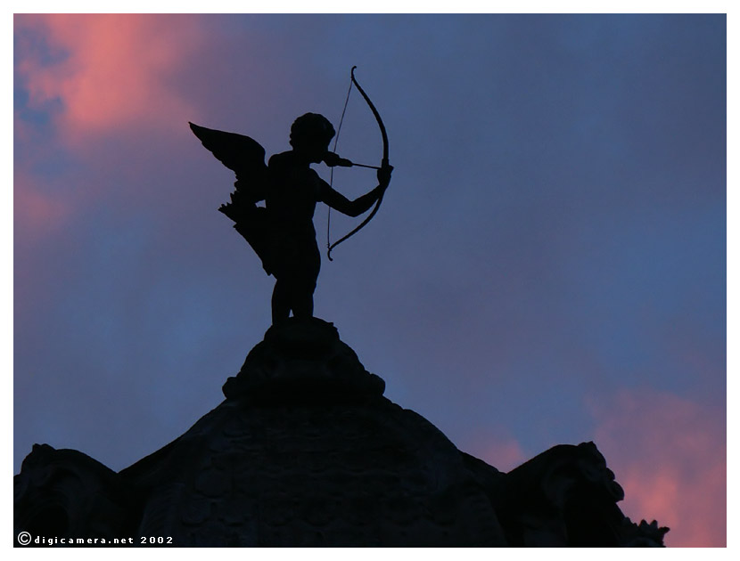 Amor Pariisissa auringonlaskun aikaan. Kuva: Matti Harju.